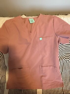 Dusty Rose Medical Scrub Top - Garde Malade